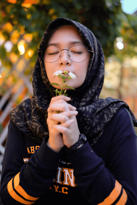 photo-of-girl-smelling-white-petaled-flowers-1011508.png